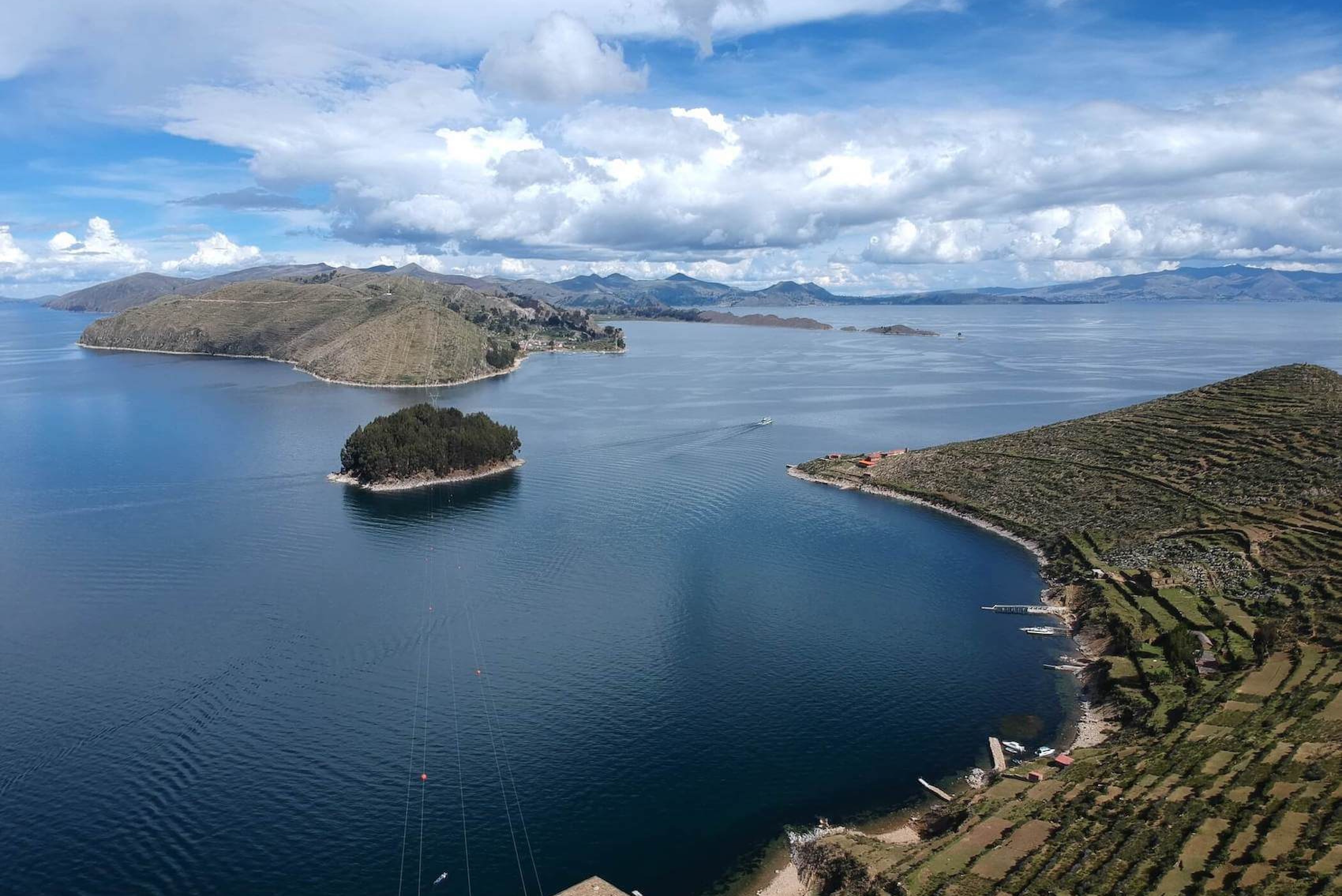 На каком материке расположено самое высокогорное озеро. Озеро Титикака Перу. Боливия озеро Титикака. Высокогорное озеро Титикака. Южная Америка озеро Титикака.